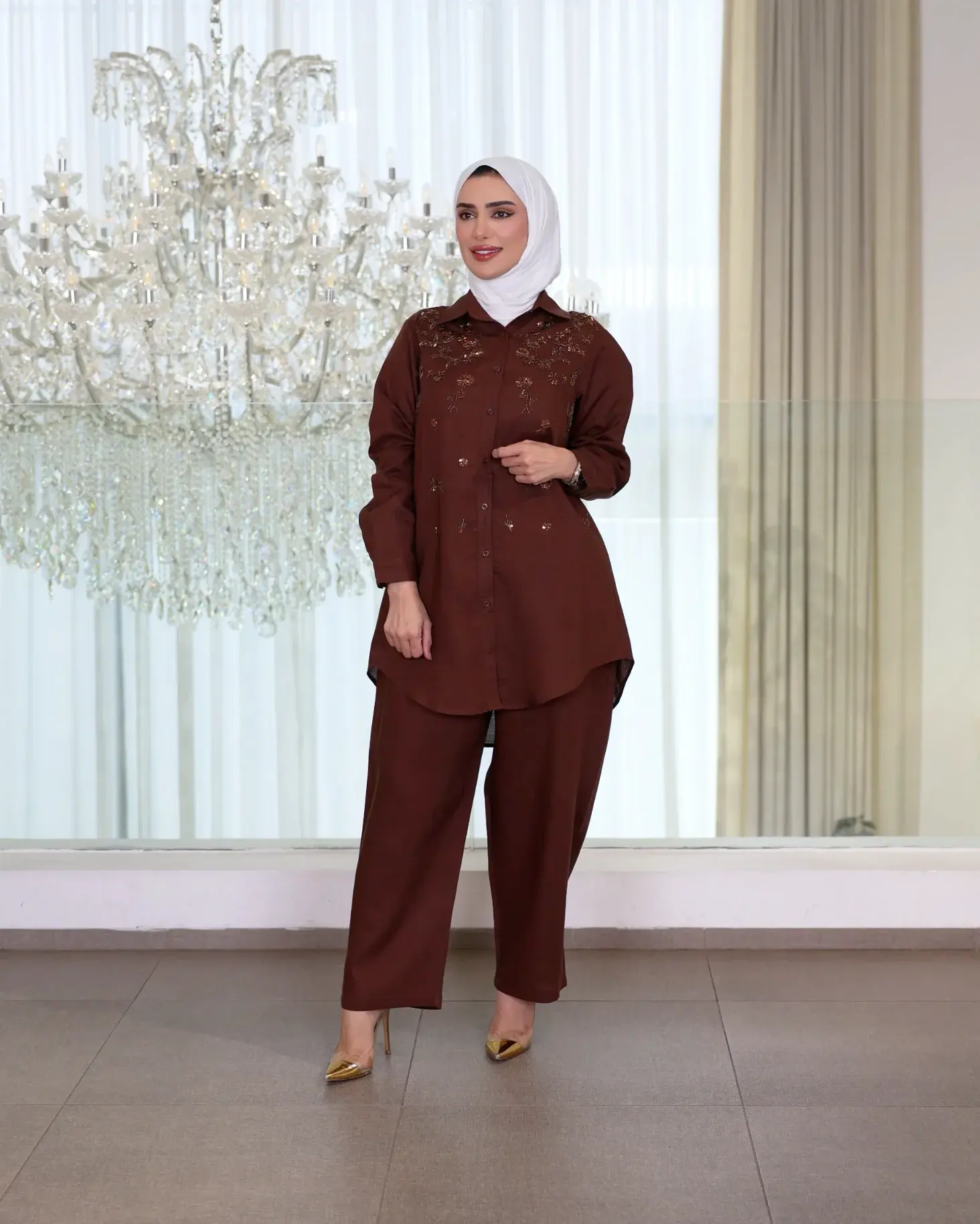 قميص نسائي صيفي للمحجبات من اللنن باللون البني مع تطريز مزين بالكريستال
