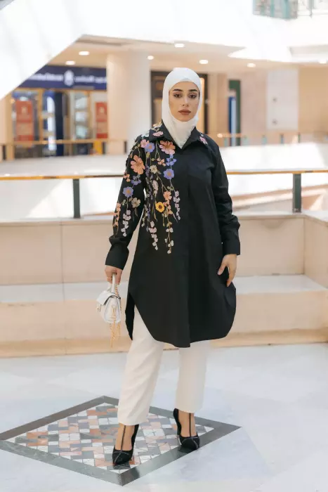Elegant Shirt With Roses image 0