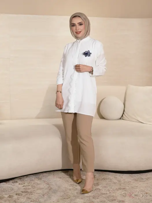 قميص من الكريب مع بروش - اوف وايت - 1 image 0