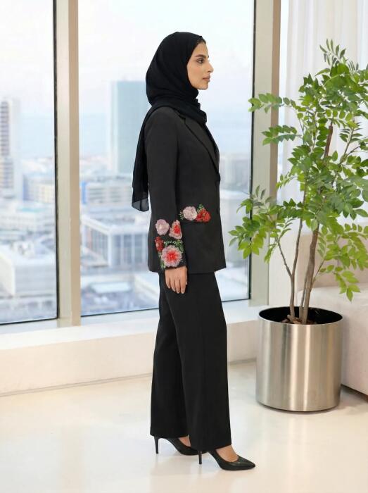 جاكيت بليزر مطرزة بكرستال image 1