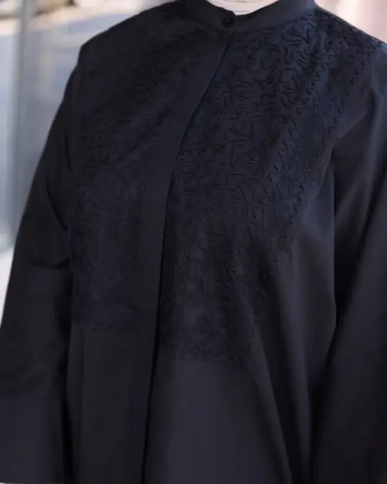 قميص بتطريز على الصدر - اسود - FS image 2