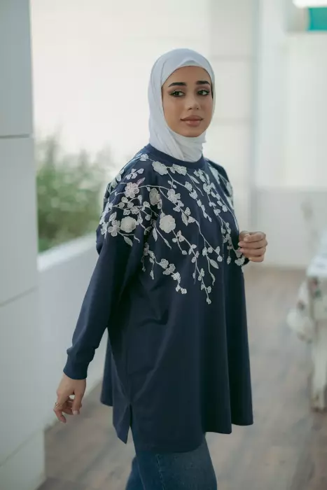 بلوزة بتطريز يدوي image 5