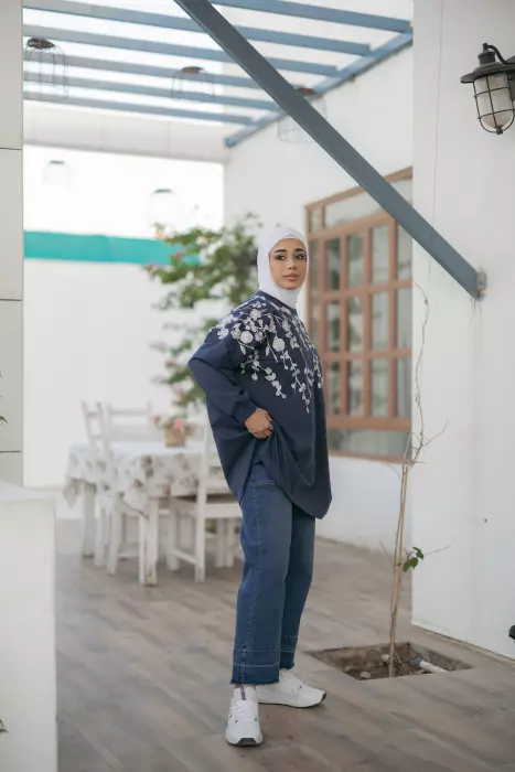 بلوزة بتطريز يدوي image 4