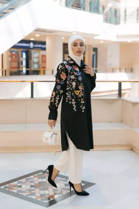 Elegant Shirt With Roses image 1