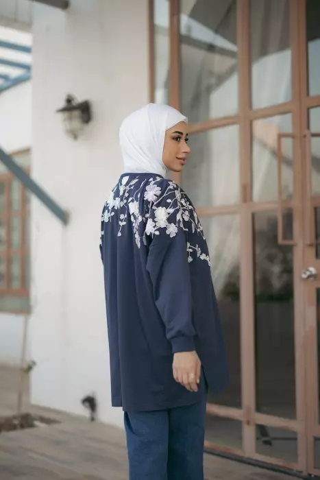 بلوزة بتطريز يدوي image 6