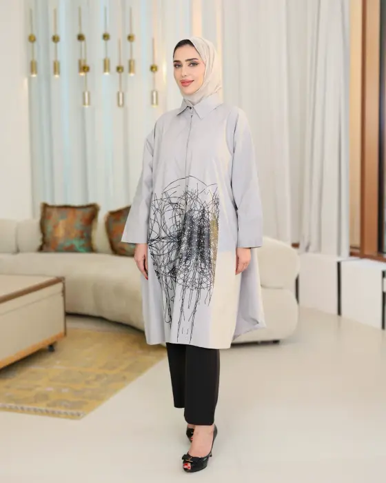 قميص طويل بطباعة فنية image 4