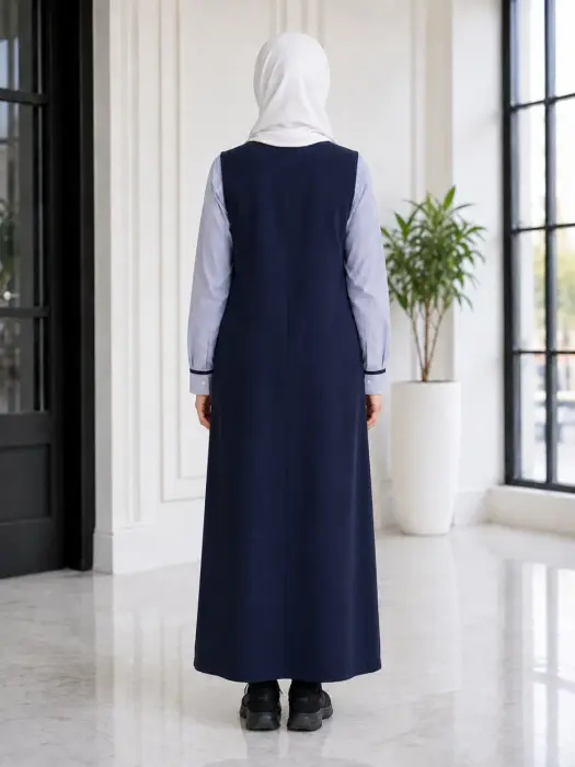 Long school apron with square collar image 1