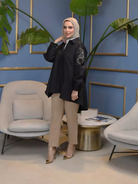 قميص مع كلفة مزينة بالشك image 2
