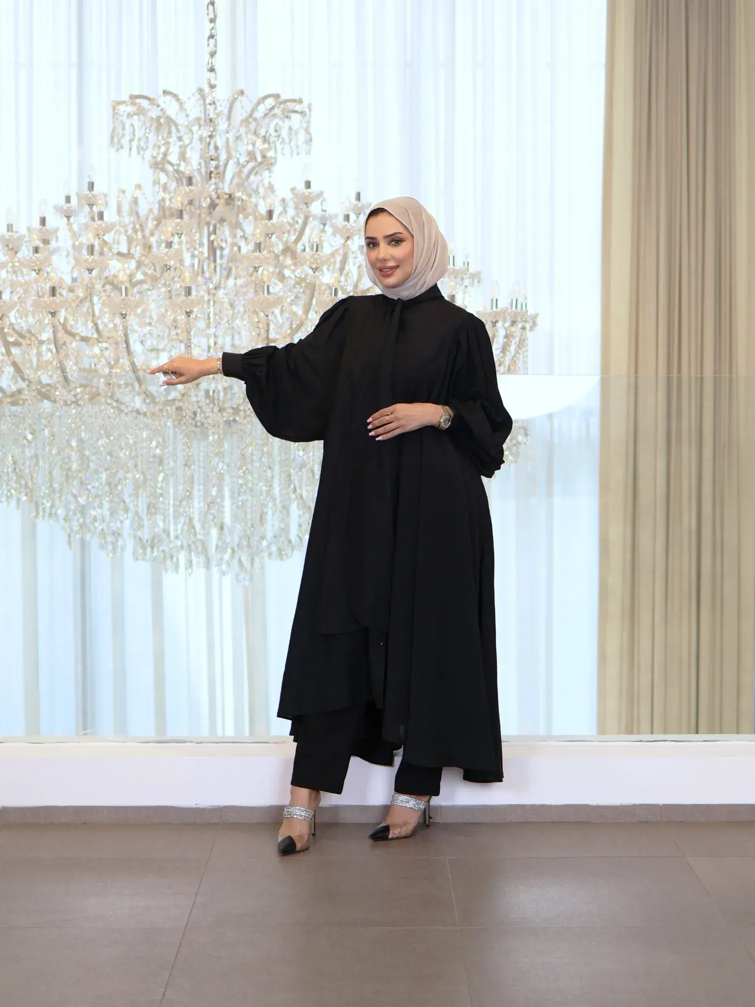 فستان مع سكارف للمحجبات باللون الأسود