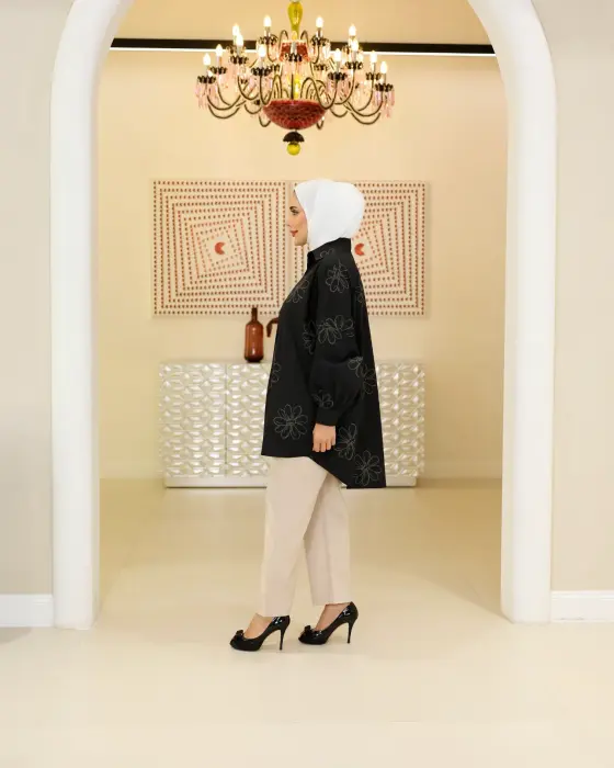 قميص بطباعة ورود image 1