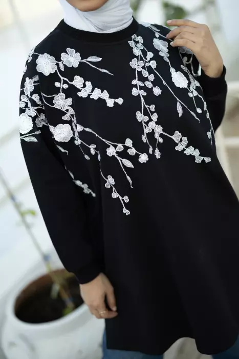 بلوزة بتطريز يدوي image 3
