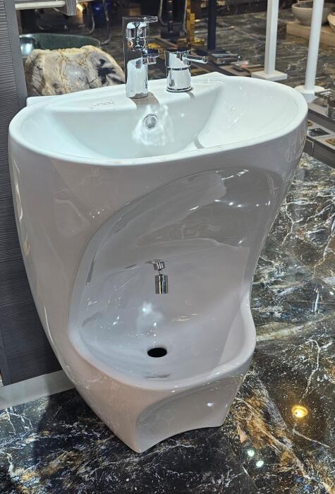 Basin with faucet and accessories image 0