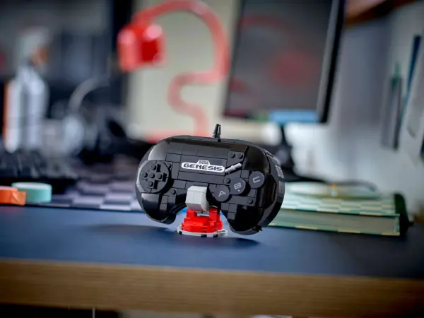 LEGO® Sonic the Hedgehog™ SEGA® Genesis™ Controller image 2