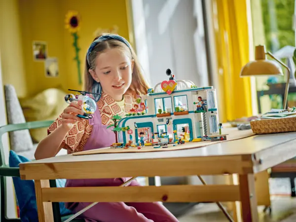 LEGO FRIENDS Heartlake City Hospital image 2