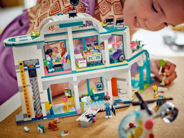 LEGO FRIENDS Heartlake City Hospital image 3