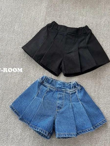 Two Tuck Skirt Short image 0