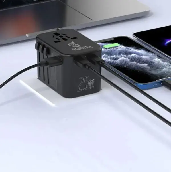 محول كهربائي عالمي للسفر 4 في 1 يحتوي على منفذين شحن Type-C بقدرة 25 واط ومنفذ USB بقدرة 18 image 1