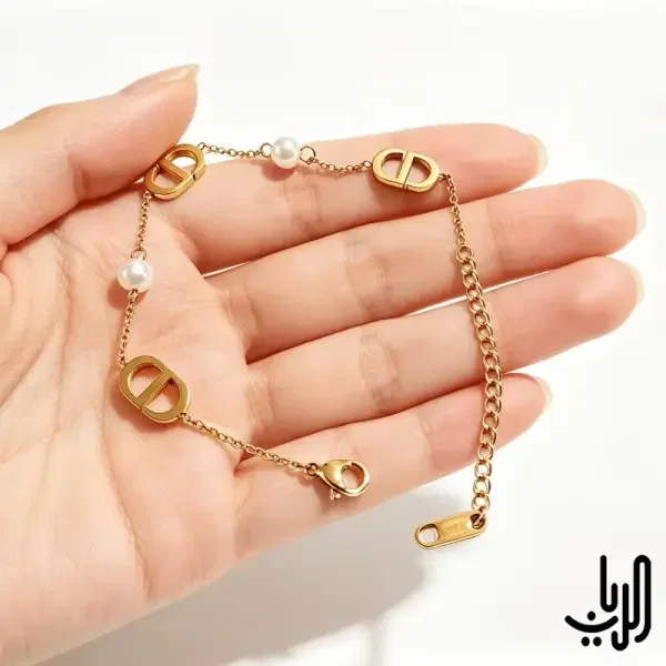 سوار ذهبي راقٍ بنقشة CD و حبات اللؤلؤ image 2