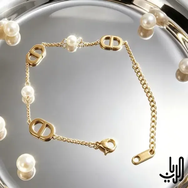 سوار ذهبي راقٍ بنقشة CD و حبات اللؤلؤ image 1