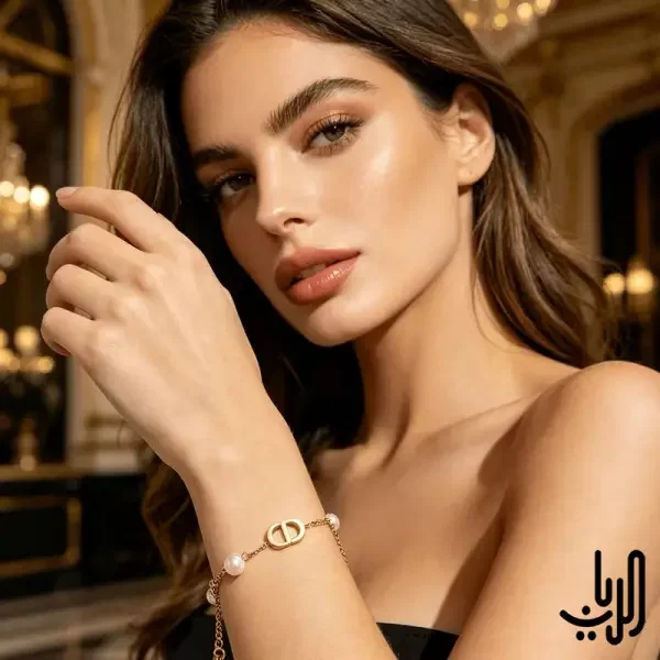 سوار ذهبي راقٍ بنقشة CD و حبات اللؤلؤ image 0