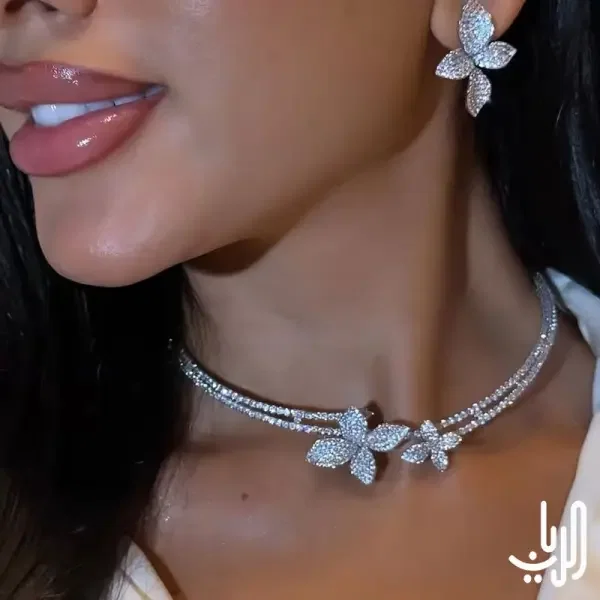 قلادة عنق أنيقة للنساء مرصعة بأحجار الراين على شكل زهرة image 3