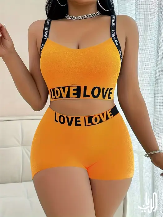 طقم واحد من سروال بوكسر وحمالة صدر نسائية بطباعة كلمة "LOVE" image 1