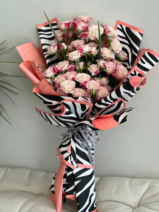Natural roses hand bouquet image 0