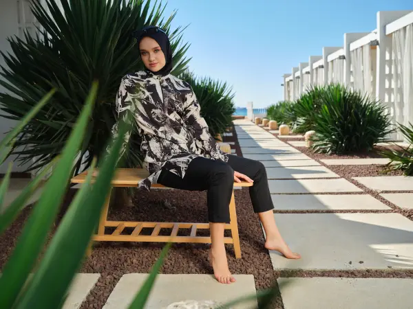 213- بوركيني إنك – نقشة فخمة أسود وأوف وايت مقاسات كبيره image 5