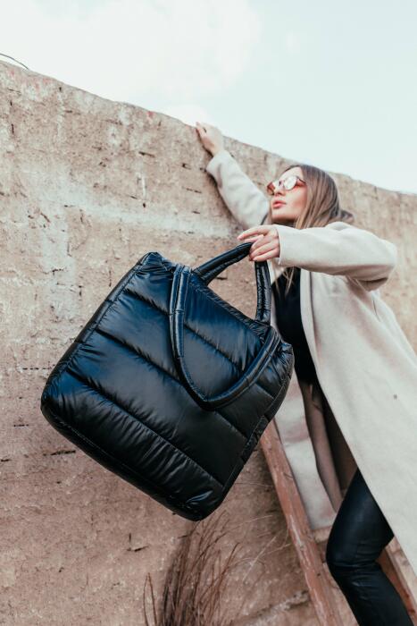 BLACK PUFFY HANDBAG image 1