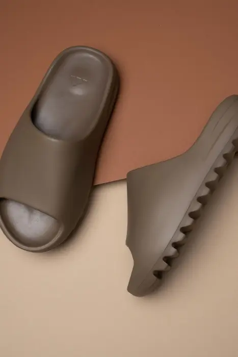 Yeezy Slides 'Earth Brown' image 13