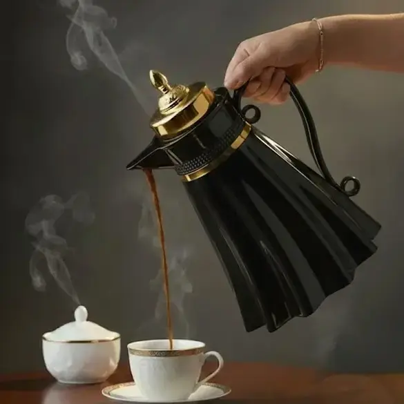 مطاره شاي او قهوه لون اسود وذهبي image 0