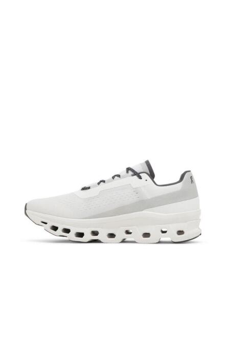 On running Cloudmonster 'White Black' image 1