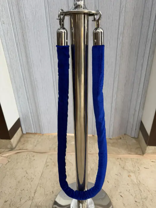 حبل حواجز مخمل أزرق كحلي فاخر بقفل كروم (Navy Blue Velvet Barrier Rope) image 0