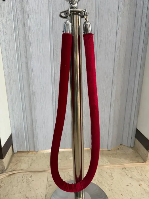 حبل حواجز مخمل أحمر فاخر بقفل كروم (Red Velvet Barrier Rope) image 0