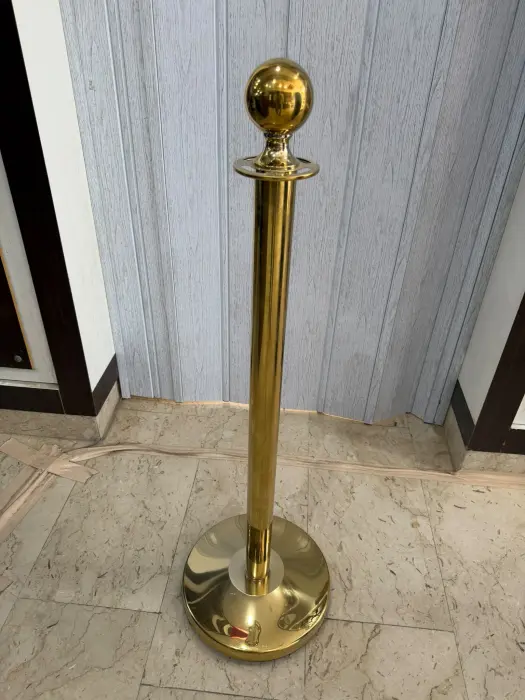 عامود حواجز وتنظيم طوابير ذهبي ستانلس ستيل برأس كروي (Gold Ball Top Stanchion) image 0