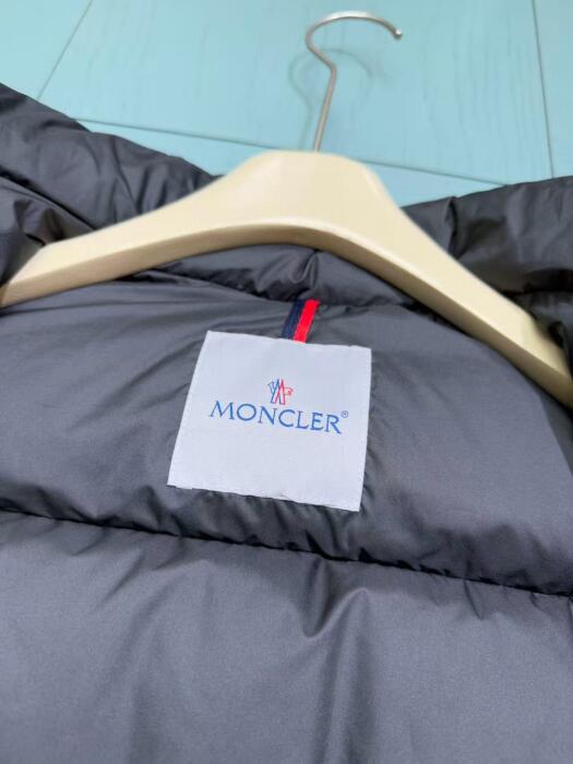 Moncler  kids image 3