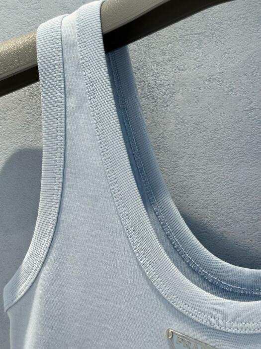 Prada image 4