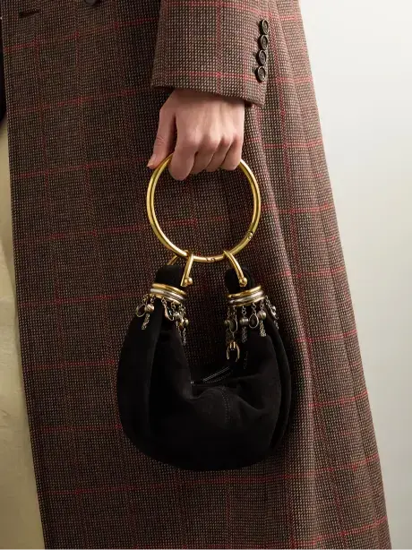 حقيبة كتف Bracelet صغيرة من جلد السويد وحواف من الجلد مزينة بقطعة معدنية image 1