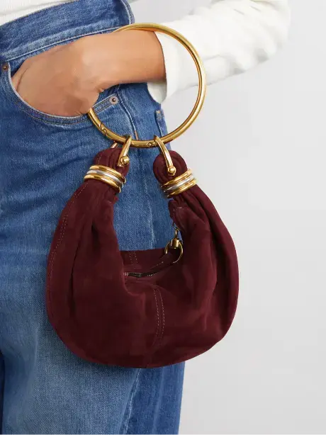 حقيبة كتف Bracelet صغيرة من جلد السويد وحواف من الجلد مزينة بقطعة معدنية image 1