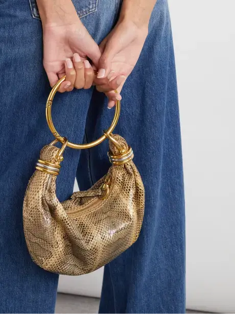 حقيبة كتف Bracelet صغيرة من جلد السويد وحواف من الجلد مزينة بقطعة معدنية image 7