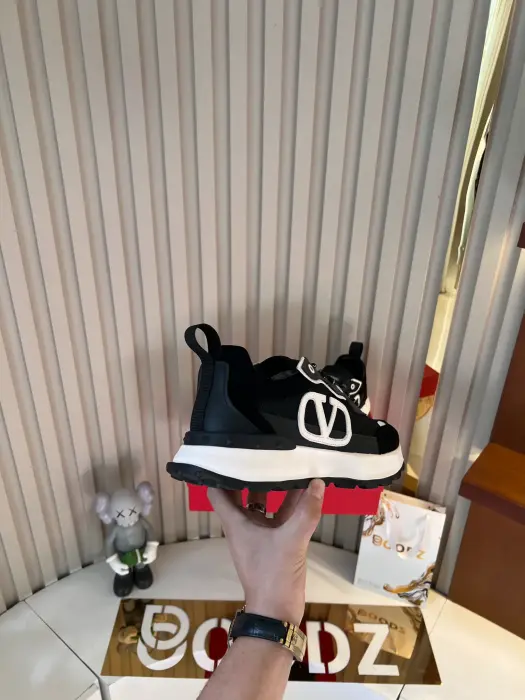 VALENTINO_BLACK_SHOSE image 3