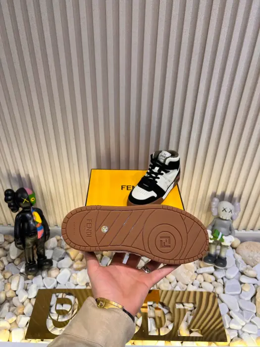 FENDI_BLACK_SHOSE_ image 6