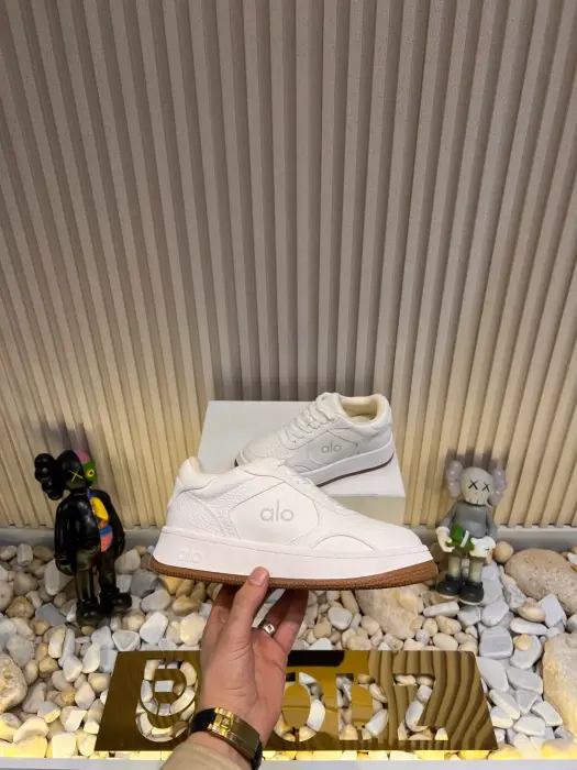 ALO_SHOSE_WHITE image 1