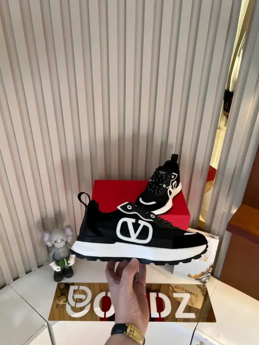 VALENTINO_BLACK_SHOSE image 1