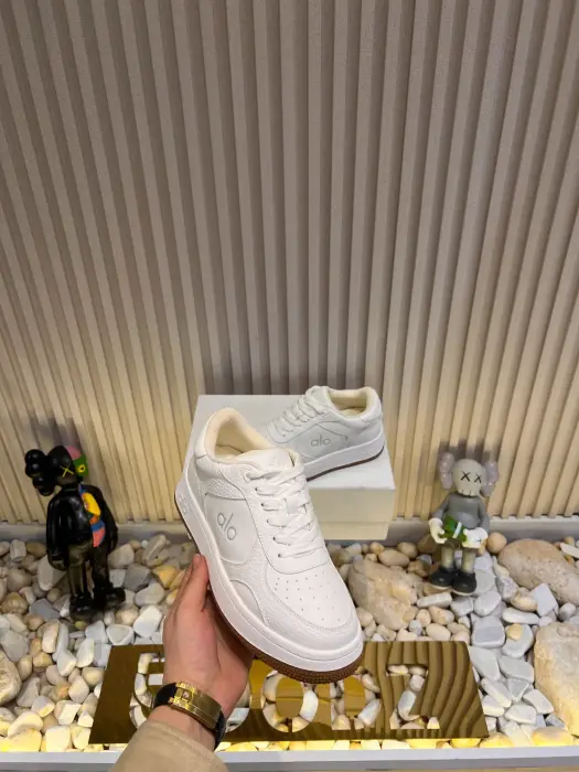 ALO_SHOSE_WHITE image 2