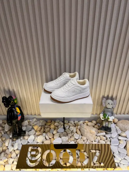 ALO_SHOSE_WHITE image 0