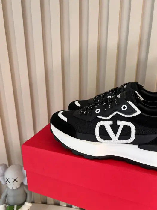 VALENTINO_BLACK_SHOSE image 2