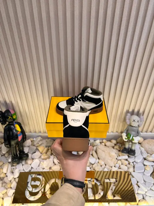 FENDI_BLACK_SHOSE_ image 3