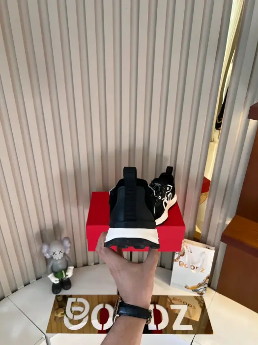 VALENTINO_BLACK_SHOSE image 4
