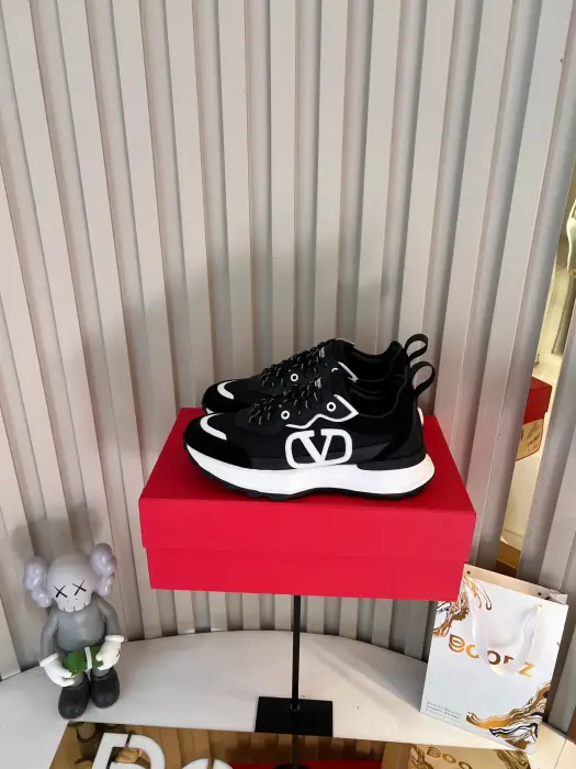 VALENTINO_BLACK_SHOSE image 0
